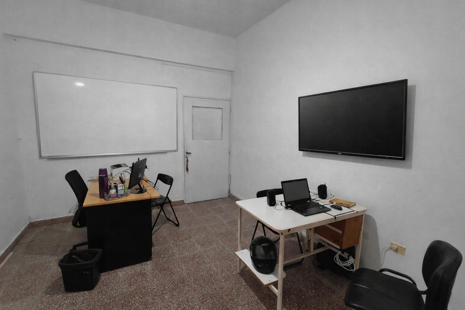 Oficina sencilla con televisor y pizarra